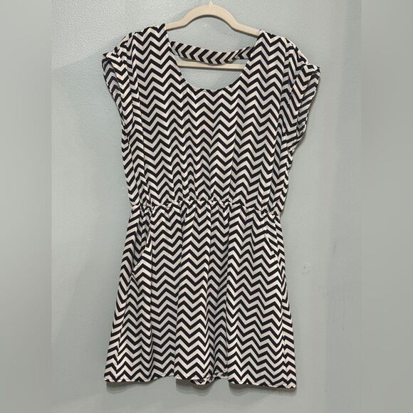 Candie’s Woman’s Cut Out‎ Back Chevron Sheath Dress Size Large with Pockets! - Picture 6 of 12